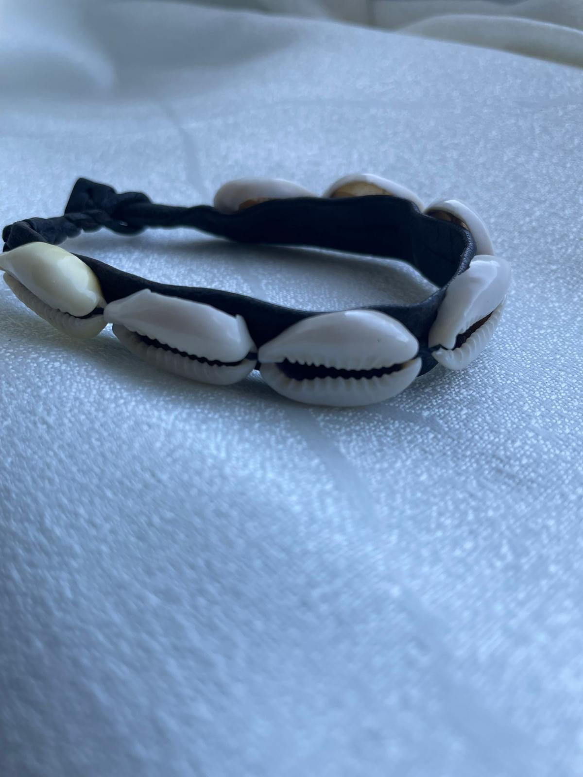 Cowries shell bracelet adjustable